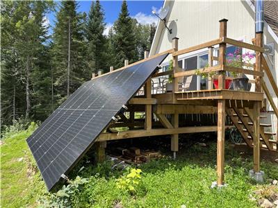 Chalet cologique forestier sduisant, bord de rivire